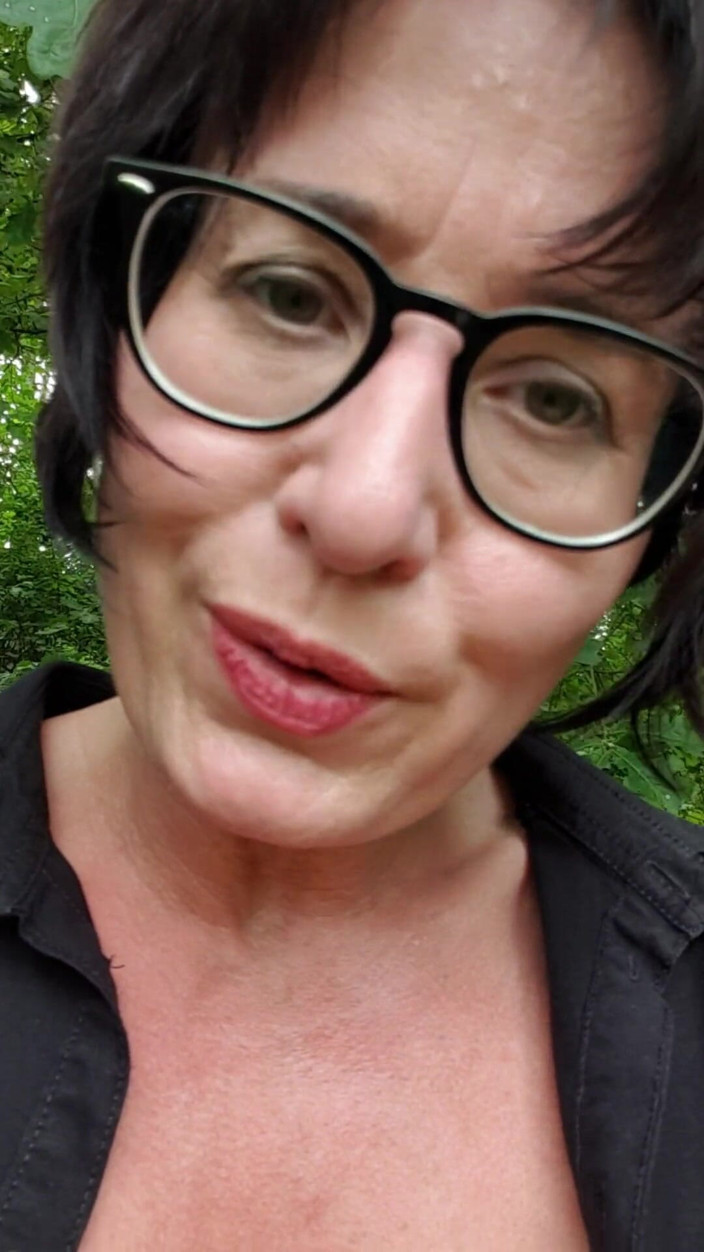 JulieEroticDress: Spruta och orgasm med nässlor