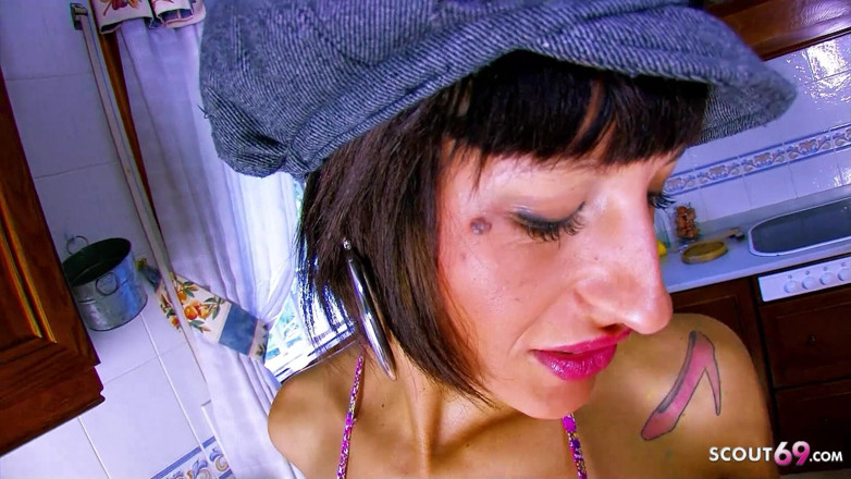 Full porn collection: Mamă sexy slabă Lia futută de vecini în bucătărie după petrecere