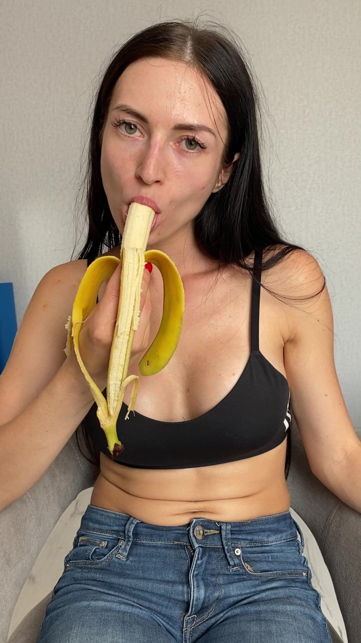 Princess Monica: หยอกล้อในกางเกงยีนส์ กินและดูดกล้วย