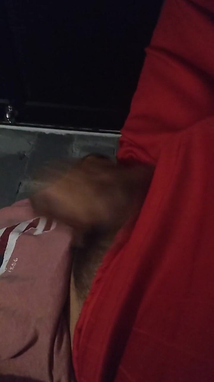 AlexAlejandro13: Pene temblando en el baño