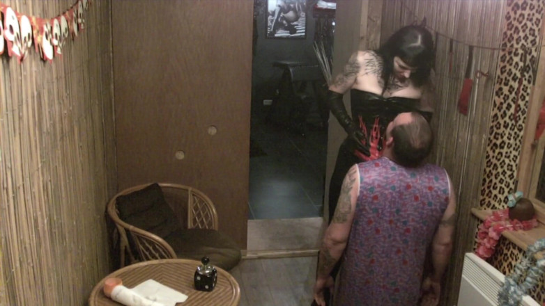 Domina Lady Vampira - SM Studio Femdom Empire: Osservata e punita dalla padrona con i guanti di pelle