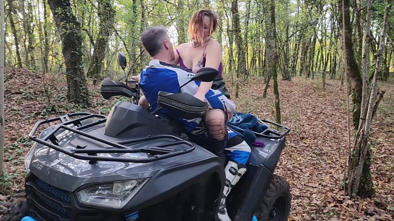 Sexymarghot: Expunere în trei cu un tip într-un cur la persoana 1 care adora...