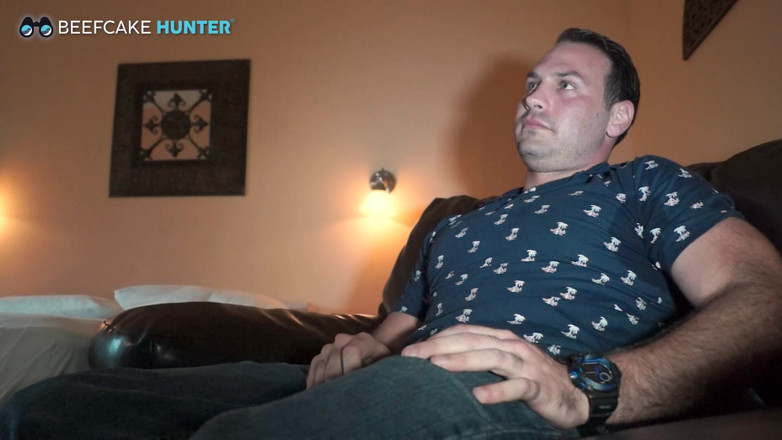 Beefcake Hunter: Uzun ve yakışıklı için terli oral seks