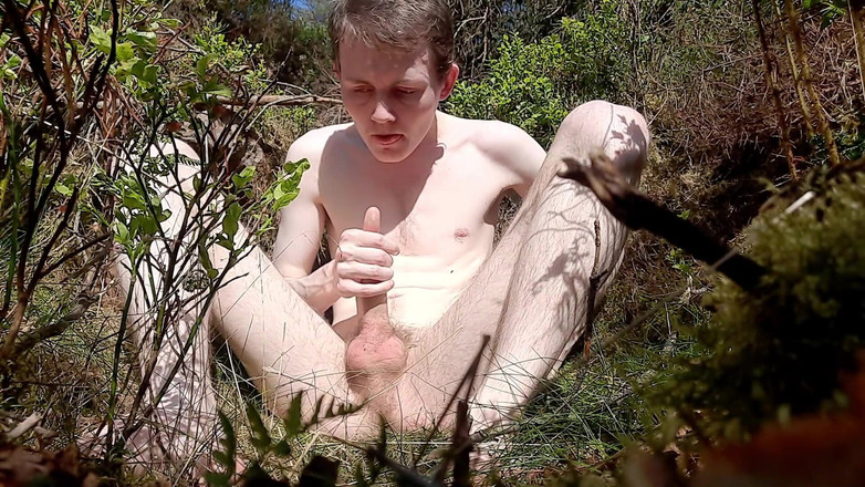 Forest Boi: जंगल में नग्न होकर मरोड़ते हुए
