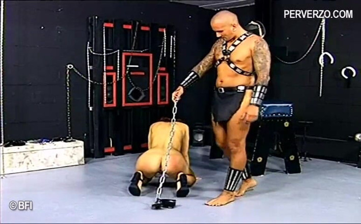 Slave Seks: Cara tatuado atormentando grosseiramente milf