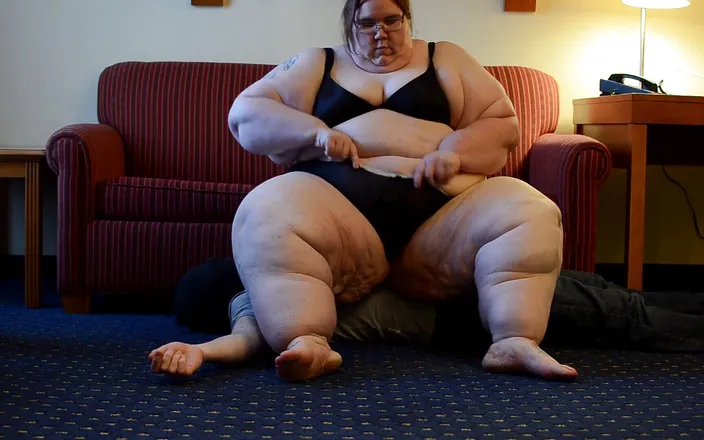 Full Weight Productions: SSBBW Savannah flattens him