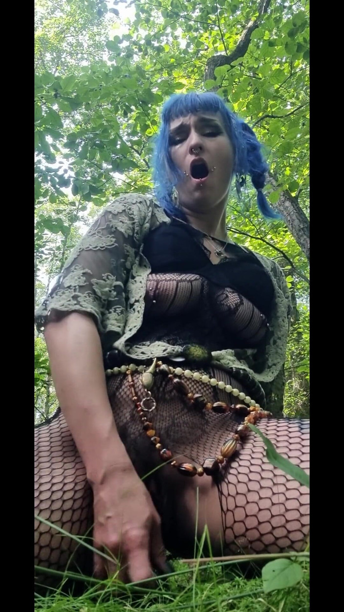 Mania Pigmilk: Gobilngirly jezdí na dildu v lese