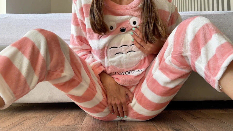 hotiMary: Murid asia dengan piyama lagi asik fingering memeknya pakai jari...