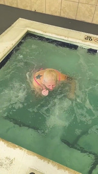 Davisdesires è in piscina guarda la sua figa sbavata
