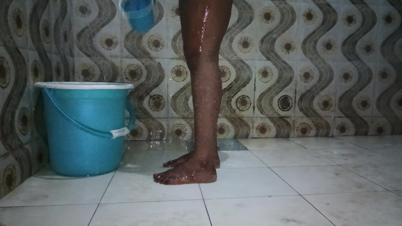 Hot Tamil Couple: Indická tamilská sexy manželka Saranya Bath Show