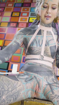 Joc electro cu ham solo cu latex - sesiune de perversă sado-maso