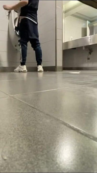 Selbstgedreht, Mitbewohner Trauen Sich Gegenseitig: Entblößt Deinen Arsch, Während Sie Im Öffentlichen Urinal Pinkeln