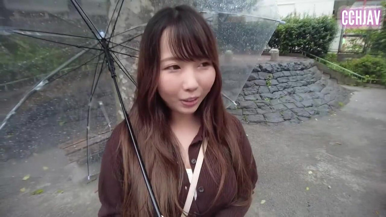 Chubby Curvy Hentai JAV: 一个曲线优美的彩色美女在俏皮的挑逗中大胆地漫步在城市里。-一个
