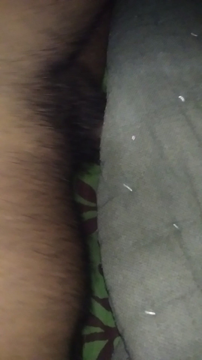 GlassCenterline86: Cibarsi sotto una trapunta sul letto.