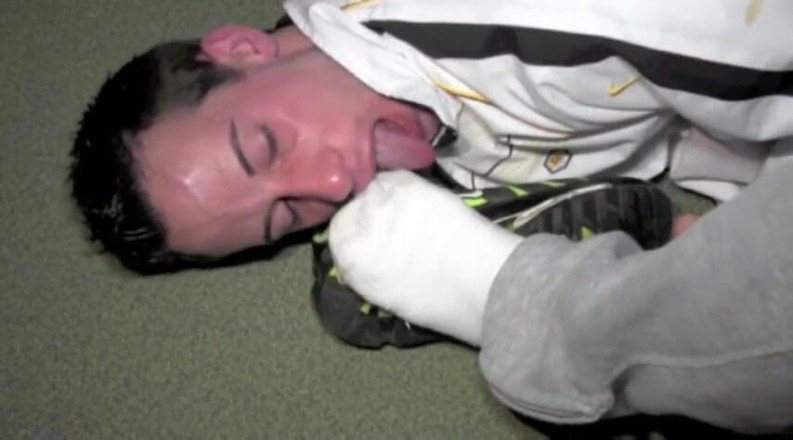 Sneaker gay: Bottom twink slave to feet and foot of dominant XXL