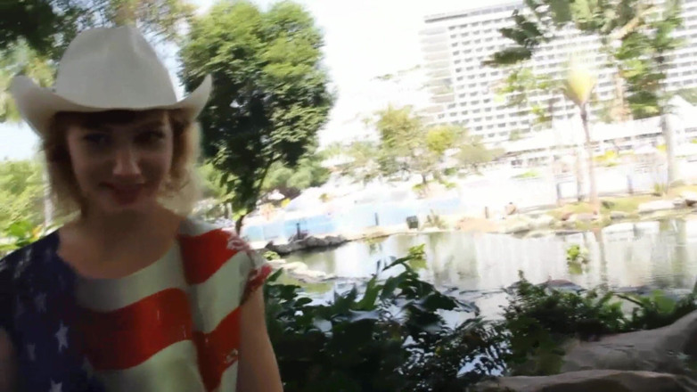 Angel The Dreamgirl: Boquete ao ar livre perto da piscina