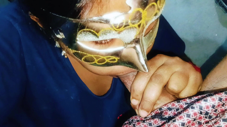 Sexy_girl_nehu: Hintli kadın ağzına boşalana kadar sakso çekiyor
