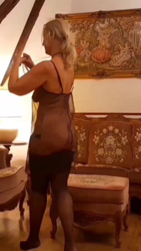 Une femme mature blonde amateur aime le sexe après avoir marché