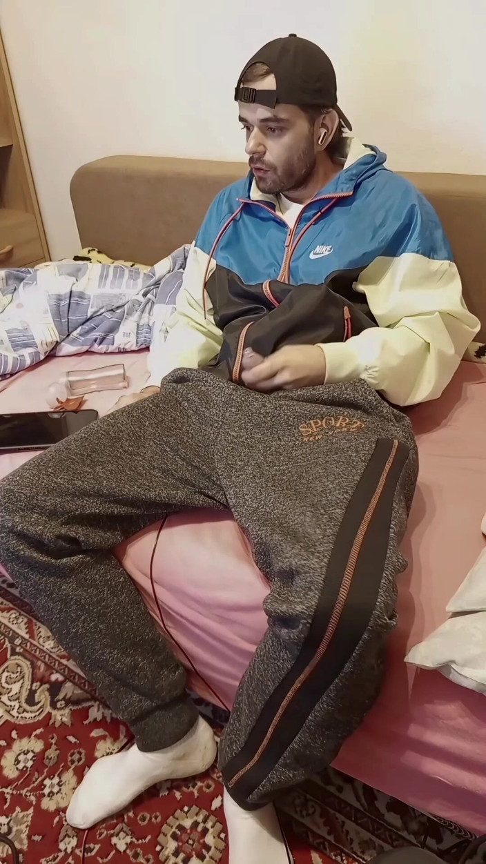 jerkofflover: 집에서 운전하며 침대에 누워 있었다