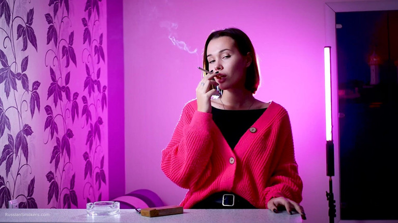 Russian Smokers: Brincalhona russa linda fumando cigarro ao ar livre provocação