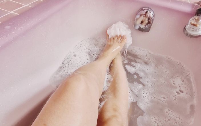 Daphnee Lecerf: Frotando mis pies en una flor de baño