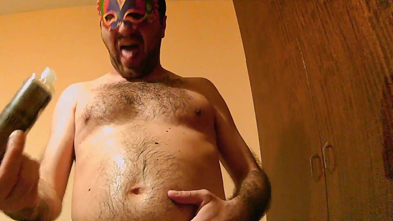 Earl Smile: Earl puts on some oil all over his body
