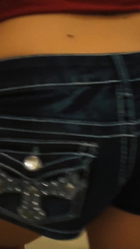 Tosh Locks šuká mrdku z jeho ptáka a on se vystříká na její piercing jazyka