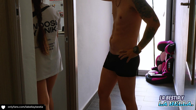 Labestiaylabella: Minha vizinha ninfomaníaca entra no meu quarto e acabamos fazendo...