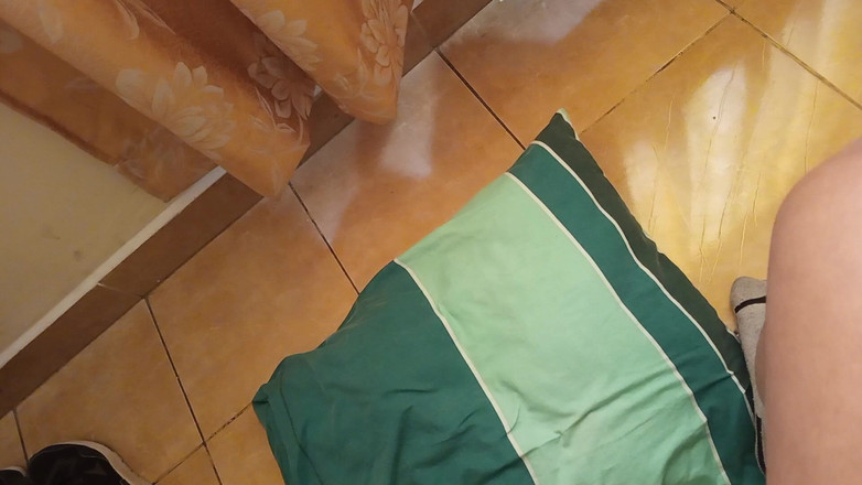Moo DBOXXX: 我18岁的朋友来自农村，只是为了能吮吸我的鸡巴，她的男朋友正在种植土豆