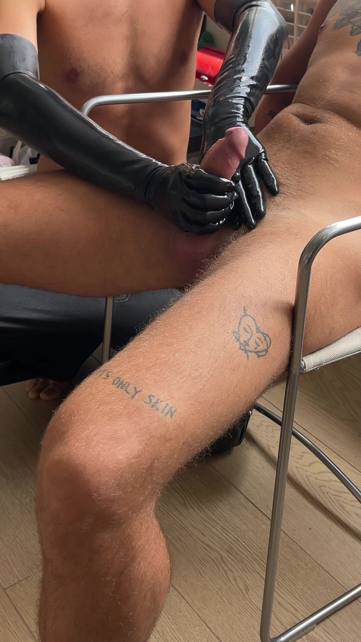 Harry_Jen: Гарри Джен Эджинг В Латексных Перчатках Дрочил Большой Член