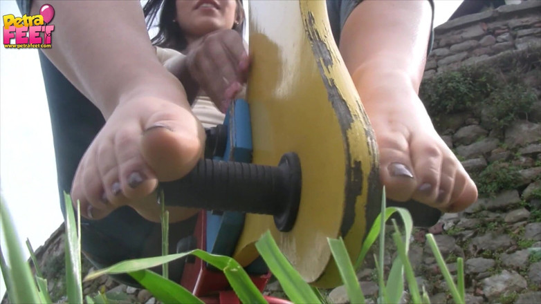 Foot Fetish HD: Petra bermain di taman