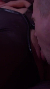 Marito vizioso mangia la figa della sua figa e lei ha un vero orgasmo.