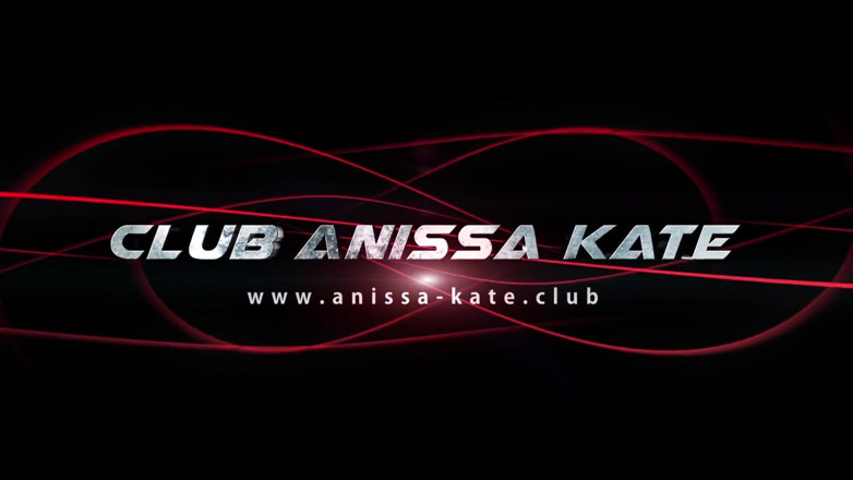 Club Anissa Kate: Венера Афродіта, рясно розширена біля басейну