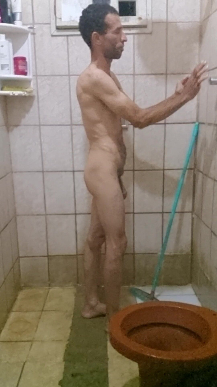 osmar1221: Ik neem een douche met een hard-on en ruk me...