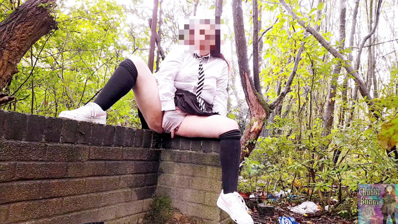 ChubbyBunny: Skool menina pula a aula para brincar na floresta