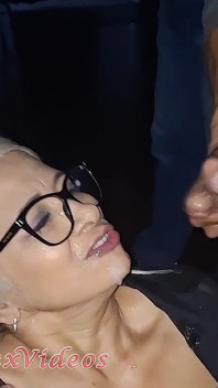 Marido tomó esposa cachonda en el cine porno y los machos la dejaron con la cara y la boca bien manchadas de semen