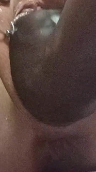 Sklavins玩弄她穿孔的阴户