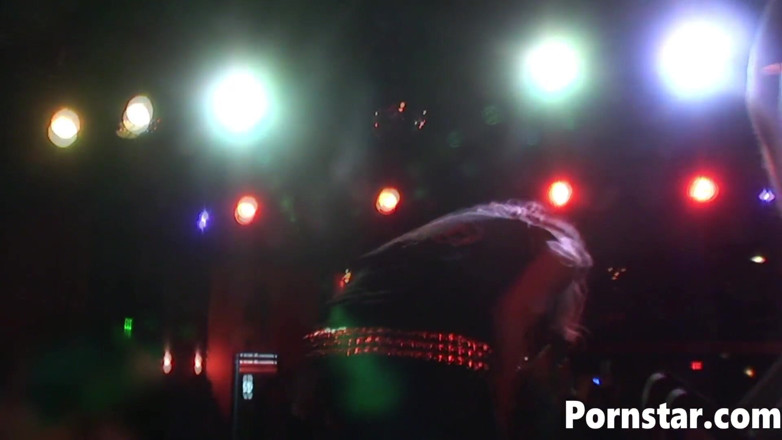 Pornstars: Estrela pornô Desire Moore em gangbang dentro de ônibus