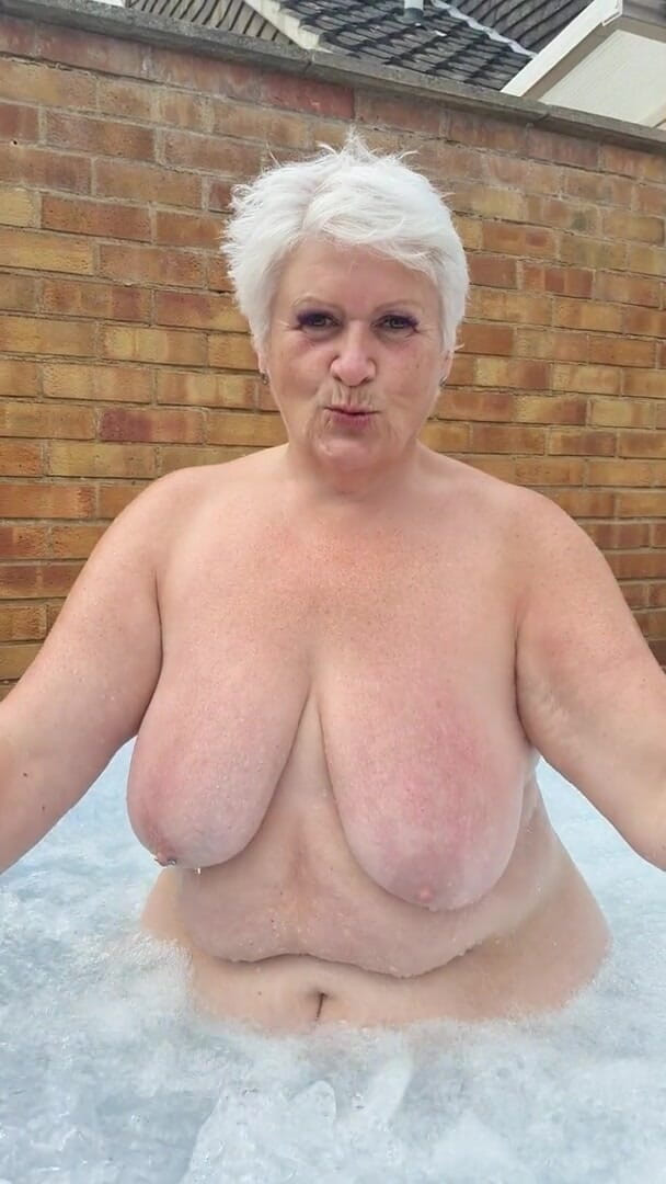 Uk Joolz: Jugar en la bañera desnuda