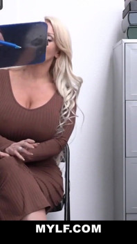 MILF s gigantickými prsy přistižena při krádeži