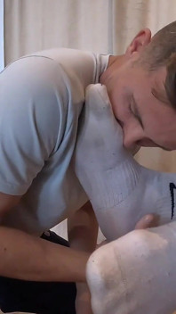 Twink aanbidt mijn grote zweetvoeten