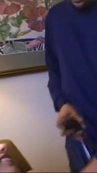 Weißes mädchen von einem großen schwarzen schwanz in einem hotelzimmer geknallt