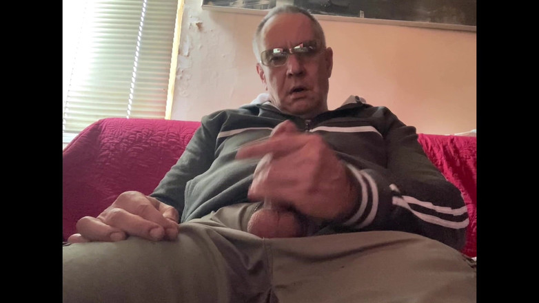 Alex Igogo: Velho fumando e se masturbando