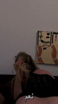 Ägyptischer mann zeigt lokalen touristen gastfreundschaft - kulturaustausch sex