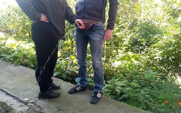 Our Fetish Life: Fetter arsch, MILF hält meinen schwanz, während ich pinkeln genieße