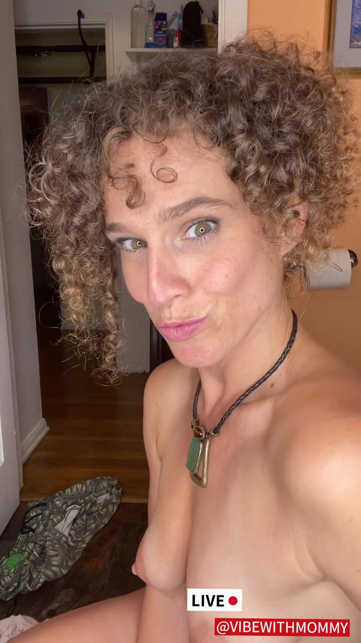 VibeWithMommy: Eu chupo peidos no banheiro