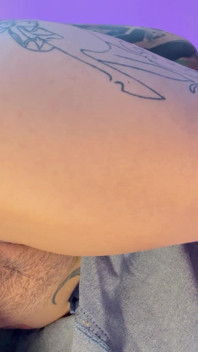 A gatinha brinca com sua bunda. Bunda pra boca e peidos