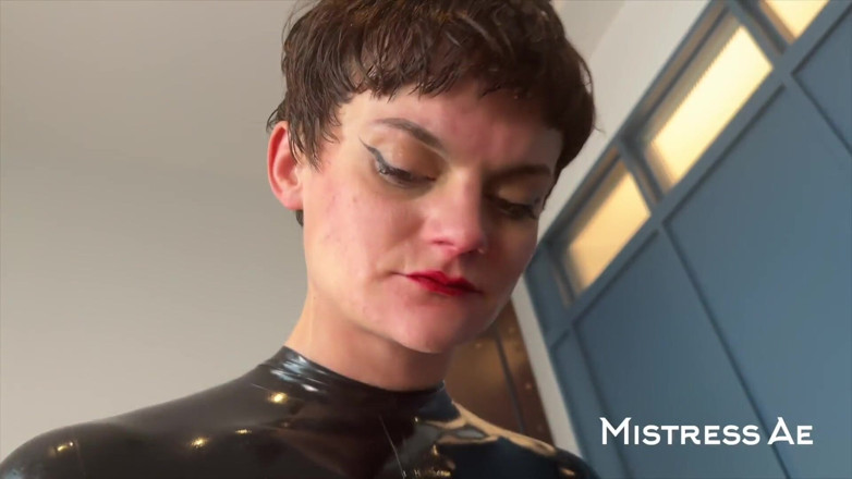 MistressAe: POV luvas de látex punheta boquete e foda