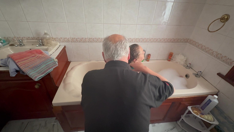 Aaexperiencesltd: Deel 1 als Satana's butler baadt en Domina Satana masseert