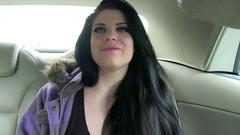 Kinky Porn Freaks: Lucia Love je nahá v autě a chčije venku